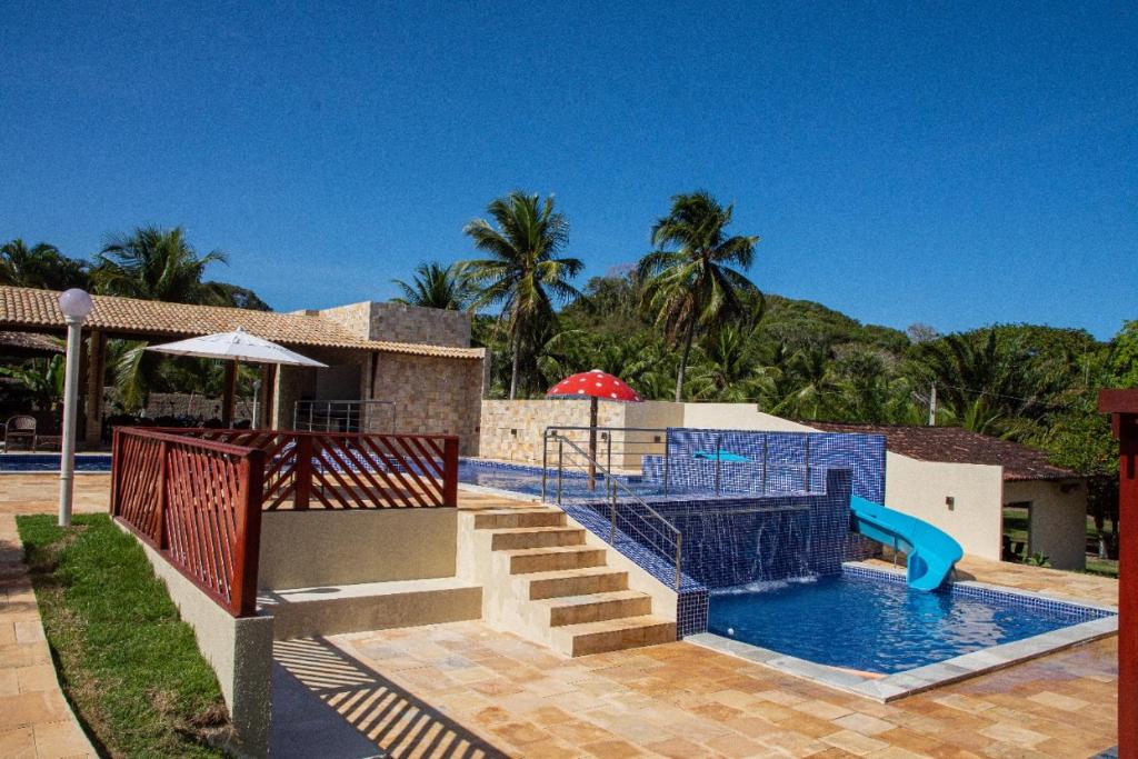 een zwembad met een glijbaan en een speeltuin bij CAMARATUBA HOTEL FAZENDA in Mamanguape
