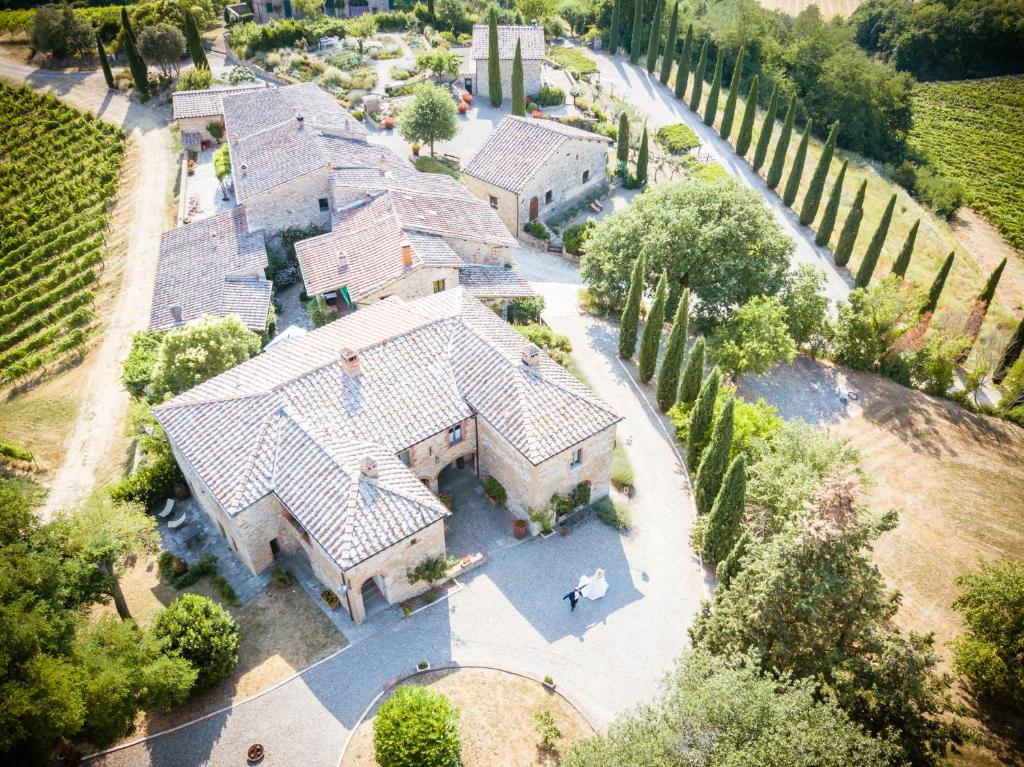 una vista aérea de una casa grande con patio en Pieve Marsina & Borgo Argenina en Monti di Sotto