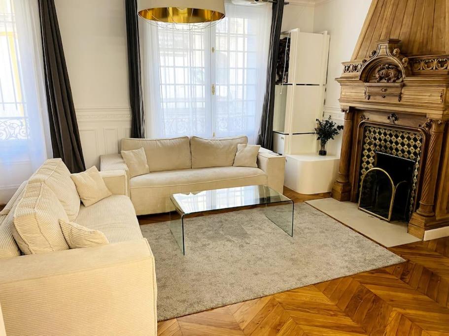 un salon avec un canapé et une cheminée dans l'établissement Triplex à Montmartre - Sauna, à Paris