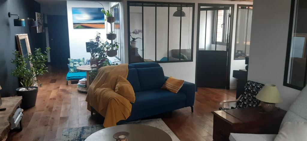 een woonkamer met een blauwe stoel en een bank bij Beauté et Fonctionalité aux Portes de Paris in Meudon