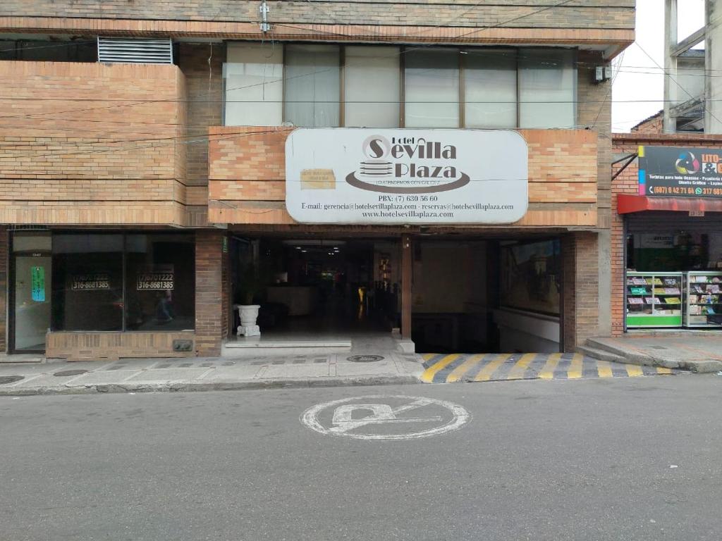 un bâtiment avec un panneau sur le côté d'une rue dans l'établissement Hotel Sevilla Plaza, à Bucaramanga