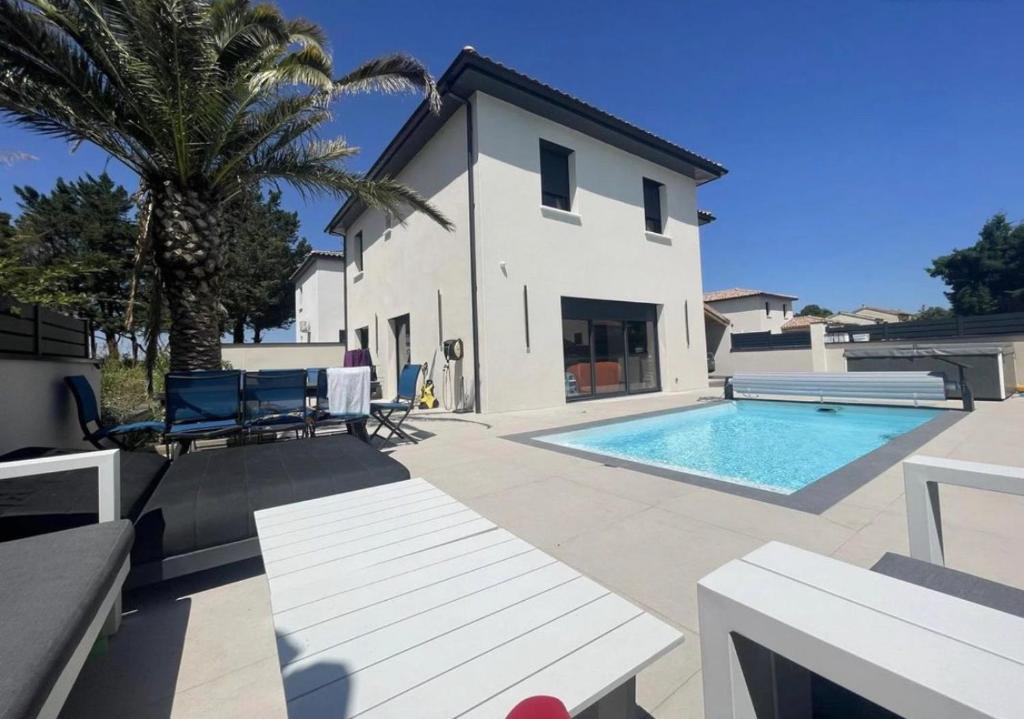 uma villa com uma piscina e uma casa em Villa architecte luxe Drome provençale em Montélimar