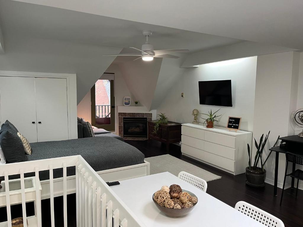 um quarto com uma cama e uma sala de estar em Bright, Private, Peaceful Suite with Retail Conveniences Steps Away em Toronto