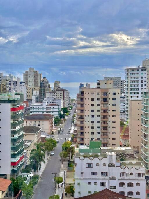Blick auf eine Stadt mit Gebäuden und einer Straße in der Unterkunft Canto do Forte, Próx. á Praia, Churrasqueira, Ar-cond, Wi-fi ,Vaga de Garagem, Acomoda até 5 pessoas in Praia Grande