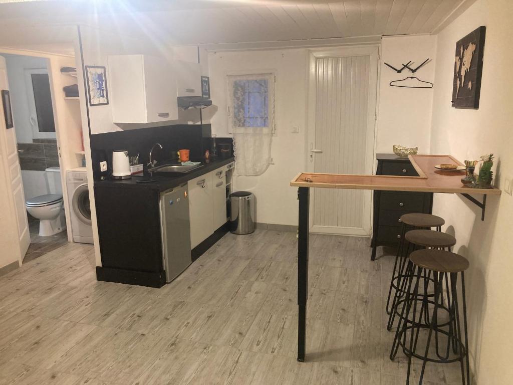 Η κουζίνα ή μικρή κουζίνα στο Studio agréable et paisible