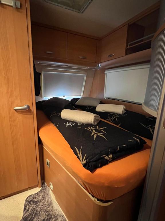 Camping Alex في Cadenazzo: سرير في الجزء الخلفي من سيارة أجرة