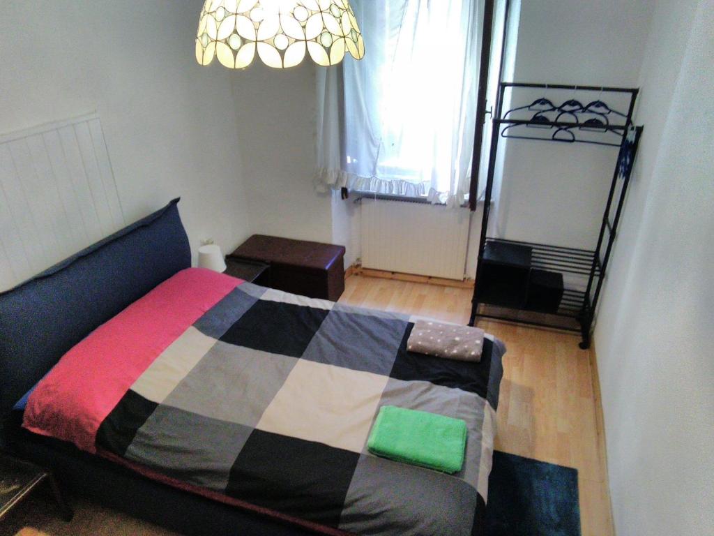 1 dormitorio con 1 cama con una manta colorida en G.VERGA 22 en Trieste