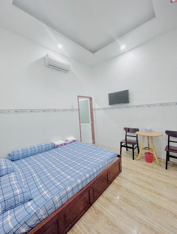 Cama o camas de una habitación en NHÀ NGHỈ NHẬT ANH