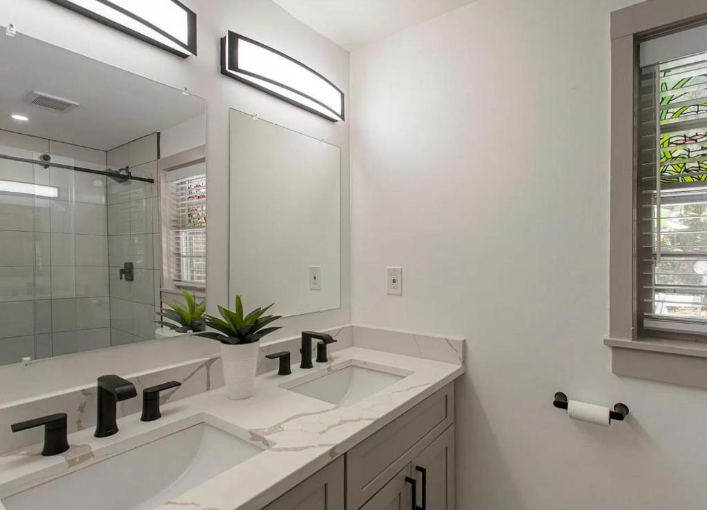 奎克敦的住宿－cozy&chic，白色的浴室设有大水槽和镜子
