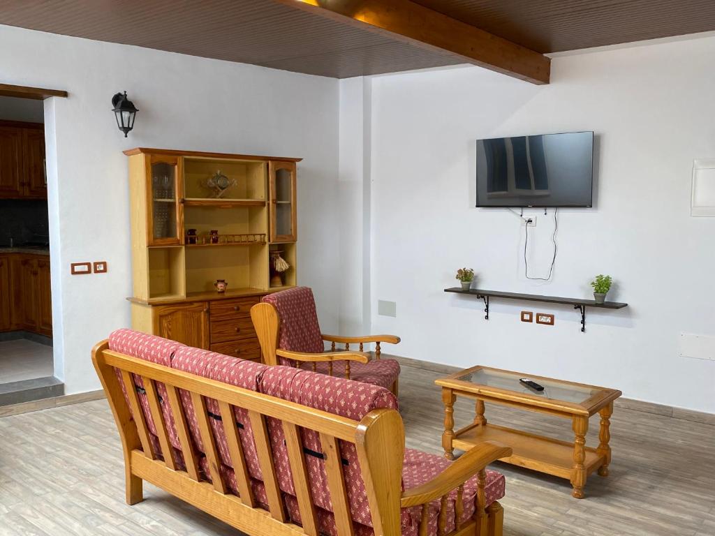Fasnia的住宿－Casa Enedina，带沙发和电视的客厅
