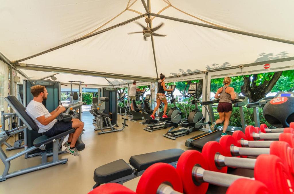 Spordikeskus ja/või sportimisvõimalused majutusasutuses Albergo Cristina