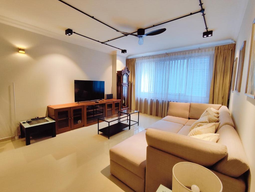 een woonkamer met een bank en een flatscreen-tv bij Wisma Cosway-2mins Pavillion & KLCC by Abby Stay in Kuala Lumpur