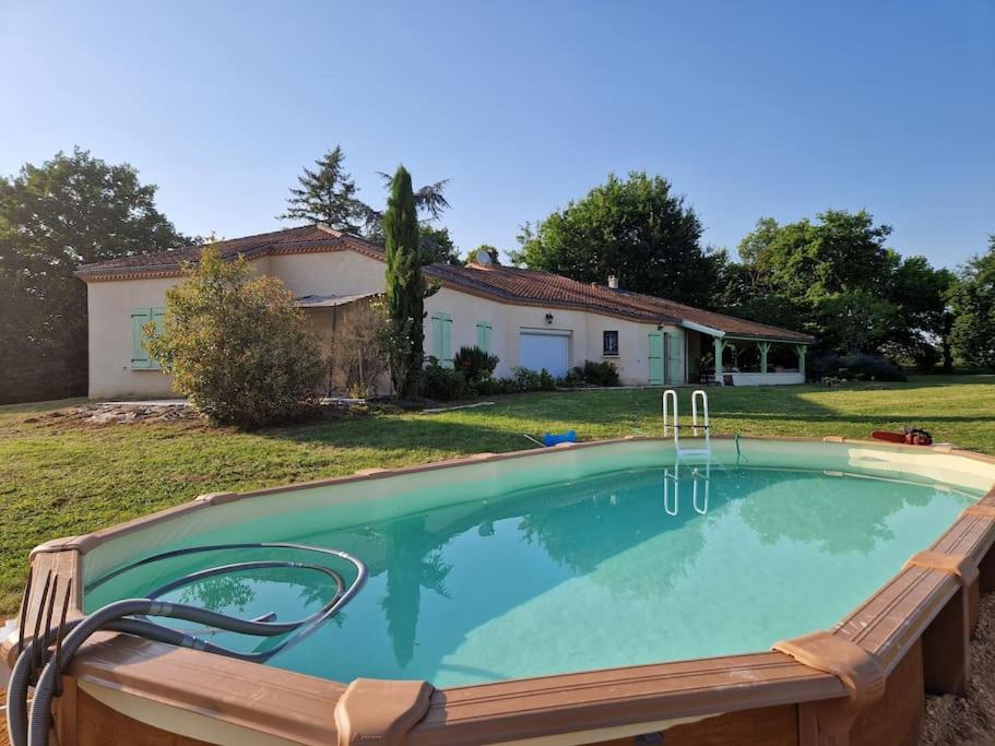 - une grande piscine dans la cour d'une maison dans l'établissement Magnifique Villa à la campagne avec piscine, à Saint-Aubin