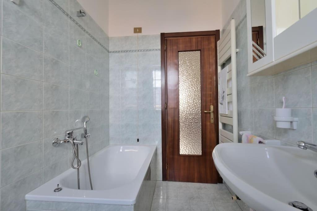 uma casa de banho branca com uma banheira e um lavatório em Casa Anna Tornolo Val di Taro em Tornolo