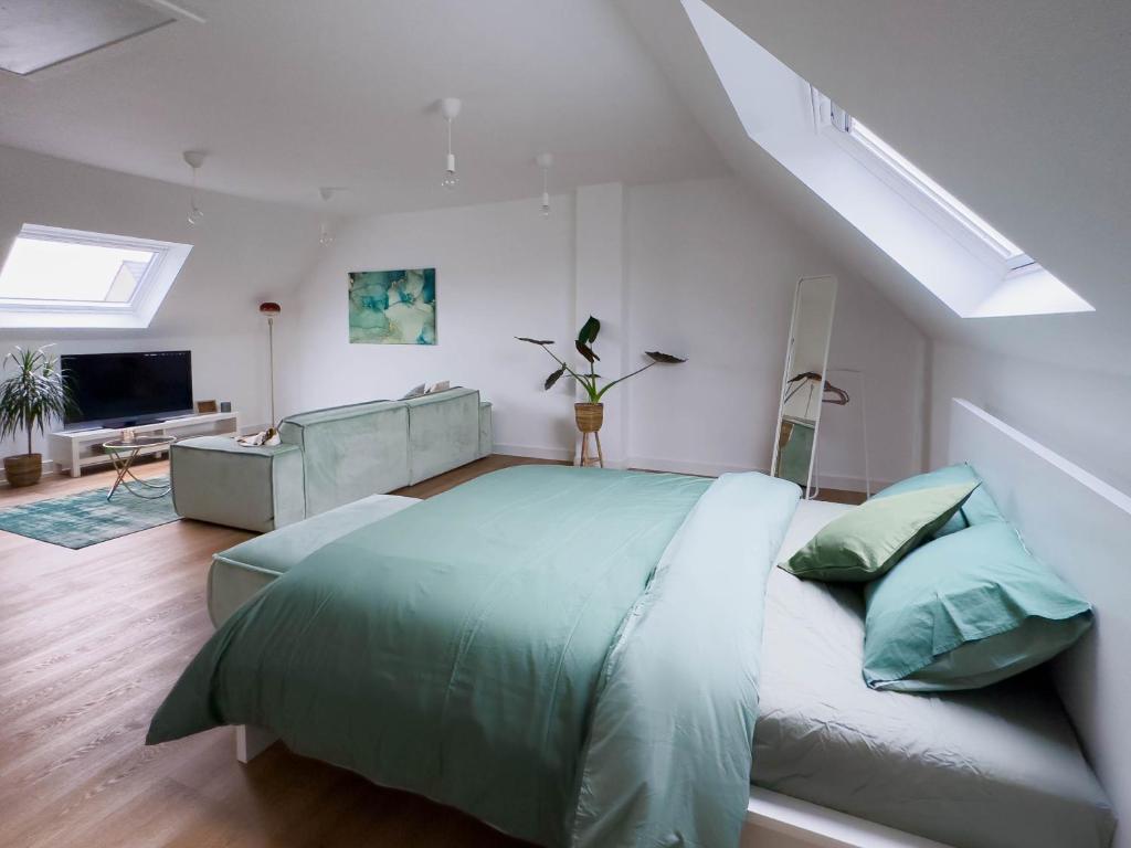 ein Schlafzimmer mit einem großen Bett und einem TV in der Unterkunft Huisaanzee in Ostende