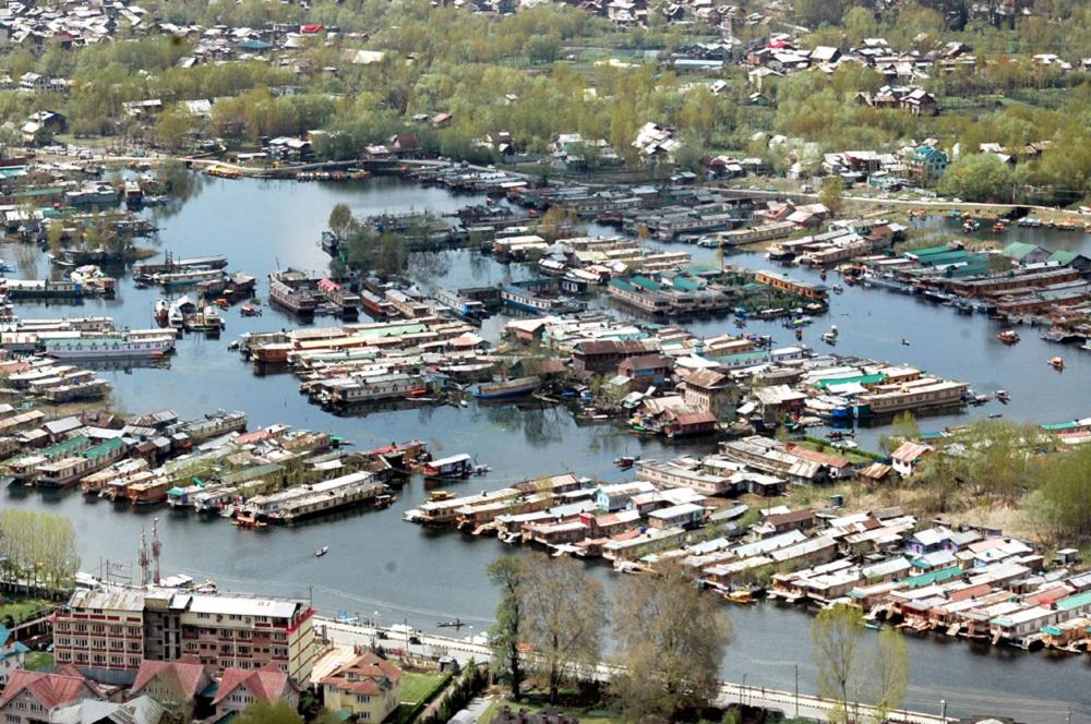 una vista aérea de un puerto con barcos en el agua en Heritage Houseboats Kashmir, en Srinagar