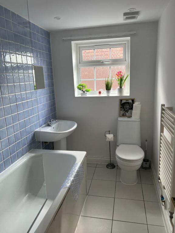 łazienka z wanną, toaletą i umywalką w obiekcie Russell square Apartment 4 city w Brighton and Hove