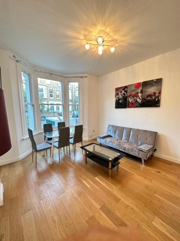 Gallery image of 2 Bedroom & Living Room Apartment In Paddington in London