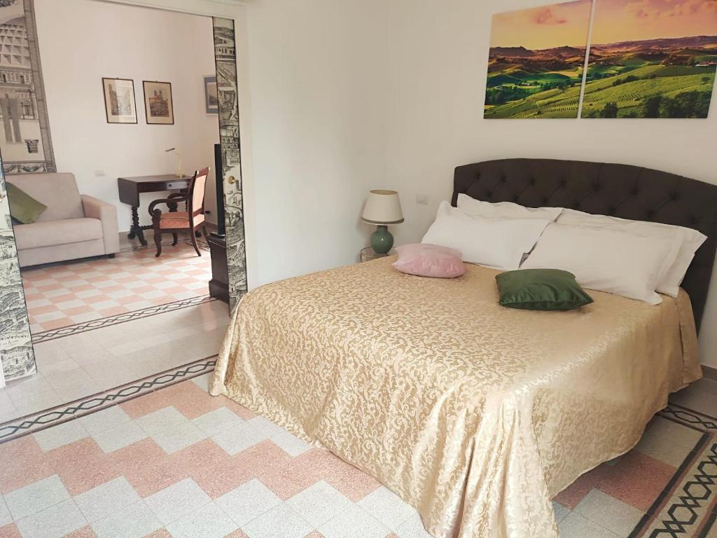 een slaapkamer met een bed met 2 kussens erop bij Have a nice stay in Rome 2 in Rome