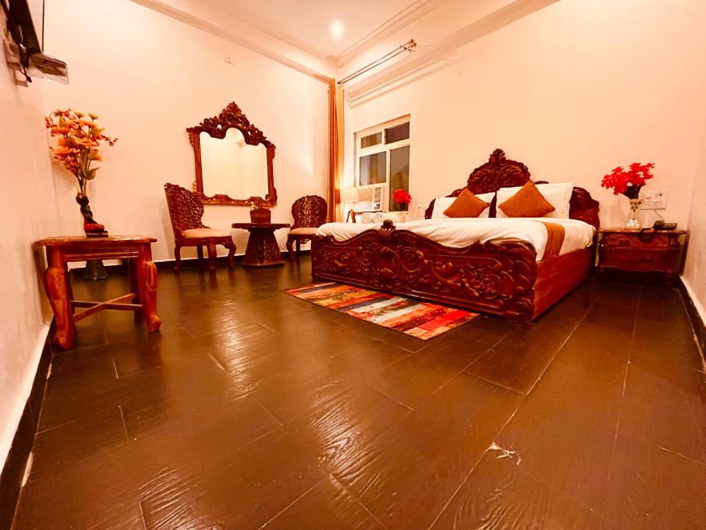 a large bedroom with a bed and a mirror at Sanju Lodge in Hisār
