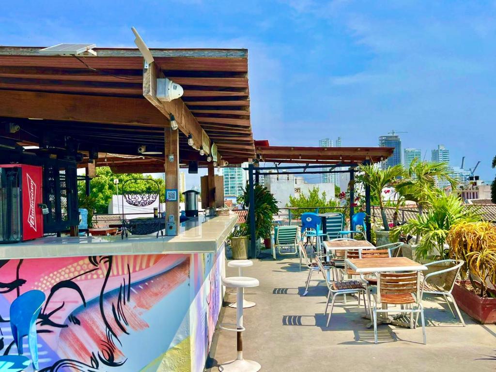 een bar met tafels en stoelen op een patio bij La Viduka Hostel in Cartagena