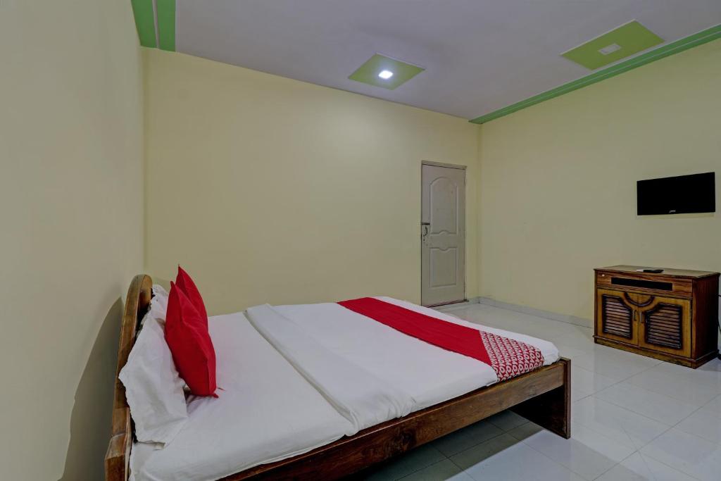 Säng eller sängar i ett rum på OYO Flagship Green Hills Resort