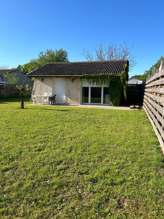 Blick auf ein Haus vom Hof in der Unterkunft Maison avec accès au lac in Izon