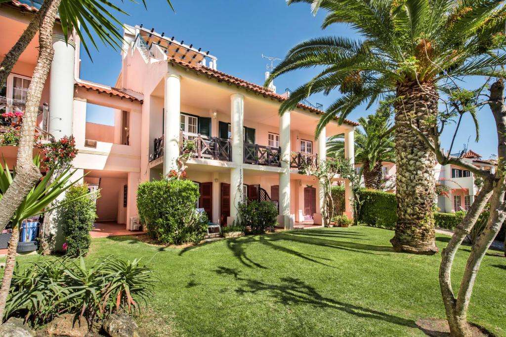 Spacious 3BR Apartment in Vilamoura Old Village with Rooftop BBQ, Pools & Panoramic Views