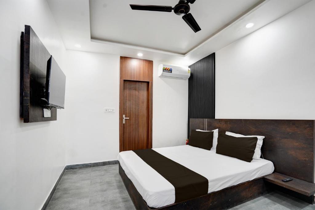 Un ou plusieurs lits dans un hébergement de l'établissement Super OYO Rajsheel guest house