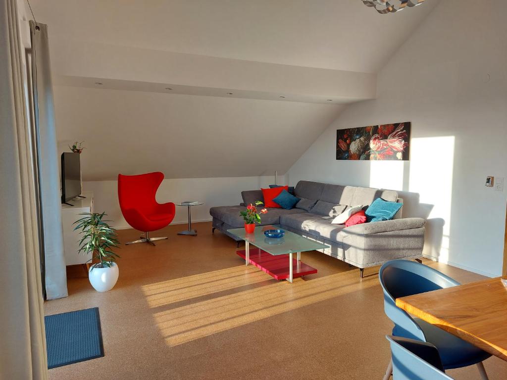 ein Wohnzimmer mit einem Sofa und einem Tisch in der Unterkunft R7 Bodensee mit Seesicht sonnig ruhig groß in Uhldingen-Mühlhofen