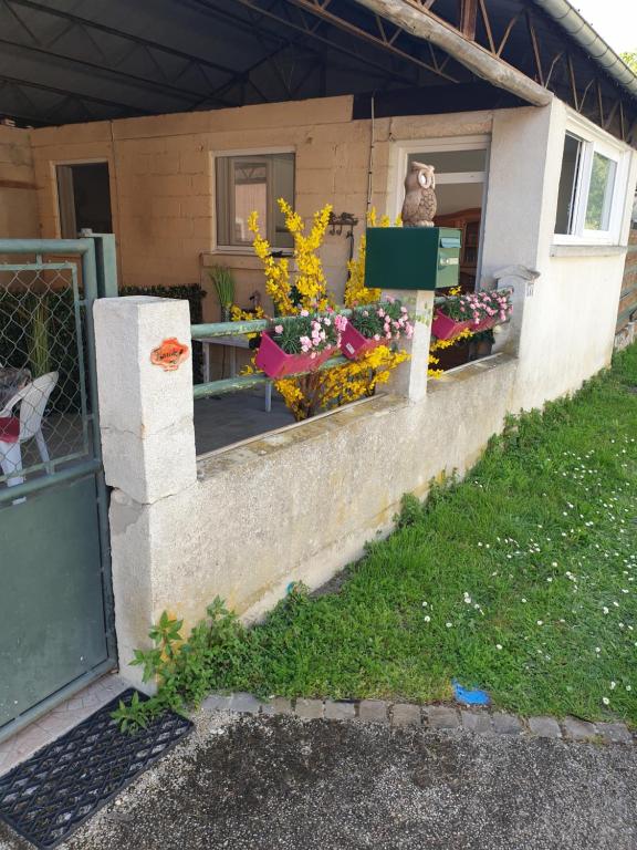 una casa con flores a un lado. en FLORIDE, en Le Mériot