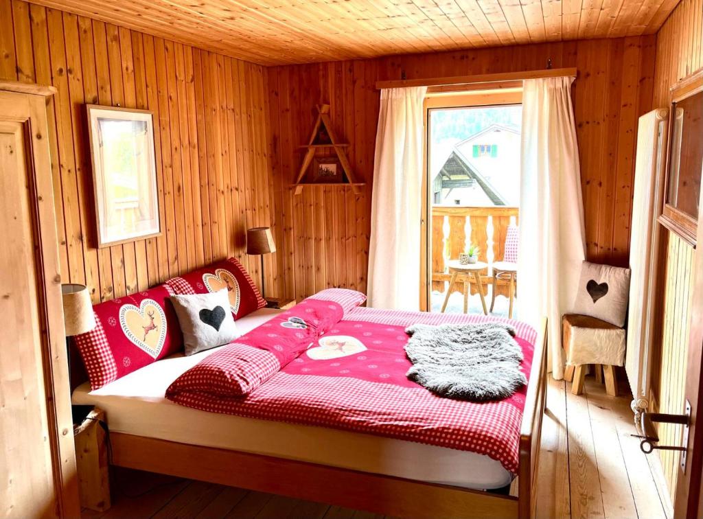um quarto com uma cama num quarto com uma janela em Augustin Oswald em Müstair