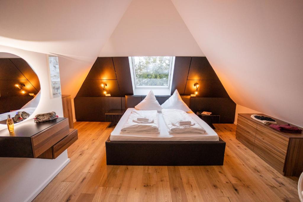Großes Zimmer mit einem Bett im Dachgeschoss in der Unterkunft Sope Skylodge 09 - Donjeta's Vogelsang - Oberried, Schauinsland in Oberried
