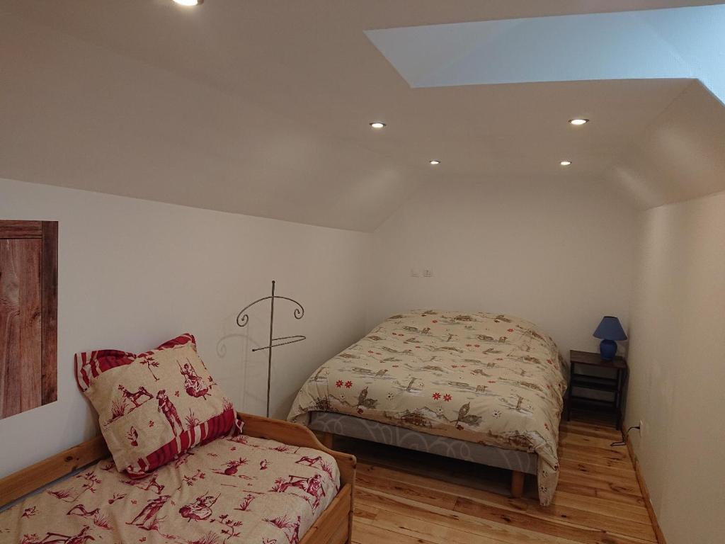 a small bedroom with a bed and a pillow at Grande maison de ville rénovée,au cœur du village in Villard-de-Lans