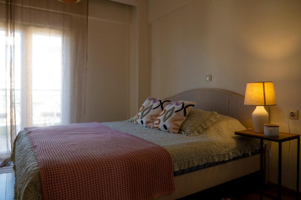 Postel nebo postele na pokoji v ubytování Sirmar Seaview Apartment