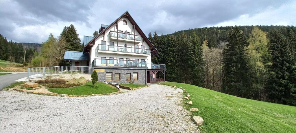 a large house sitting on top of a hill at H&P Apartmán Rokytno 6 in Rokytnice nad Jizerou