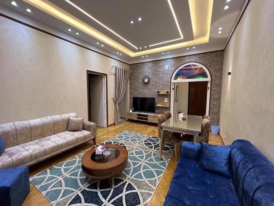 un grand salon avec des canapés et une table dans l'établissement Luxury apartment Downtown Cairo, au Caire