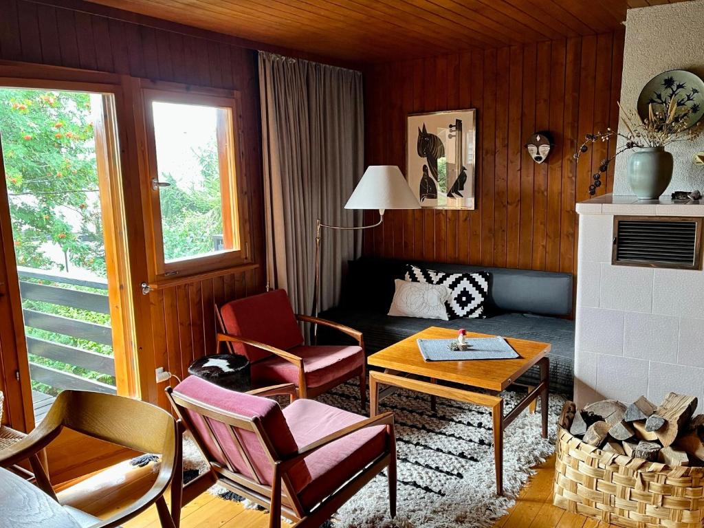 a living room with a table and chairs at Ferienhaus Ahorn, 3 Schlafzimmer, Todtnauberg in Todtnauberg