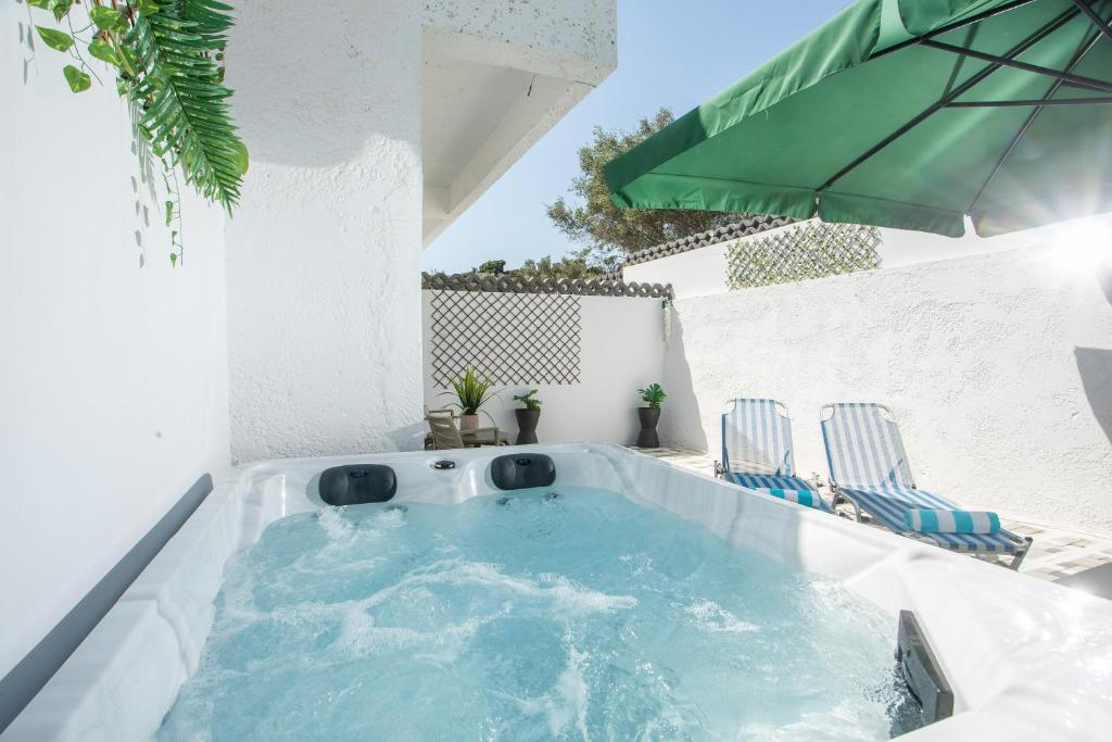 Bazén v ubytování CASA MIKELE by Sarikas - SEA SIDE SUITES and STUDIOS -adults only nebo v jeho okolí