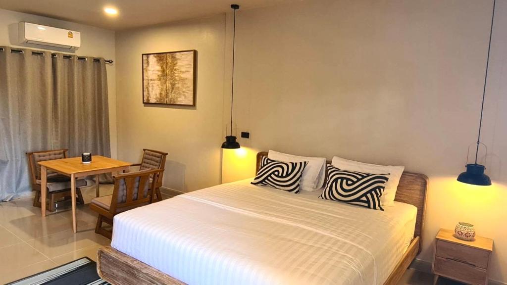1 dormitorio con 1 cama con 2 almohadas en VNL Stay, en Trang