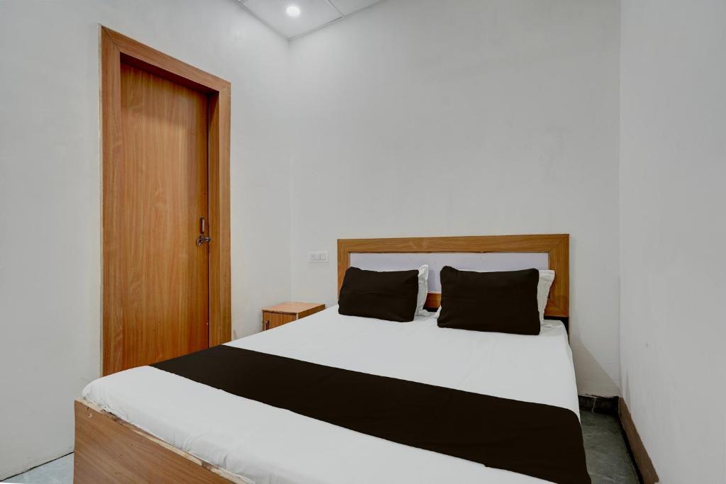 Ein Bett oder Betten in einem Zimmer der Unterkunft OYO Flagship Hotel Lotus