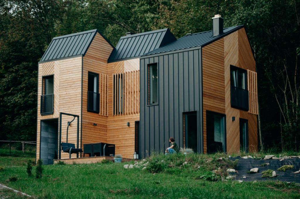 una casa de madera con techo de metal en un campo en Krańcówka Szczyrk Górna, en Szczyrk