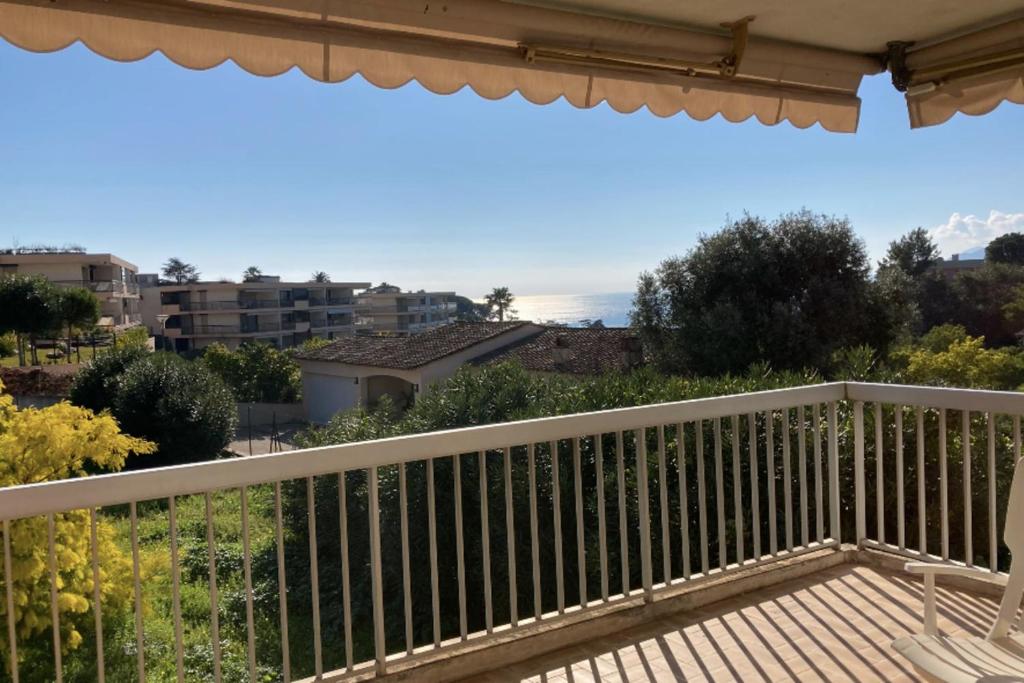 uma varanda com vista para o oceano em Spacious house with garden - sea view em Cannes