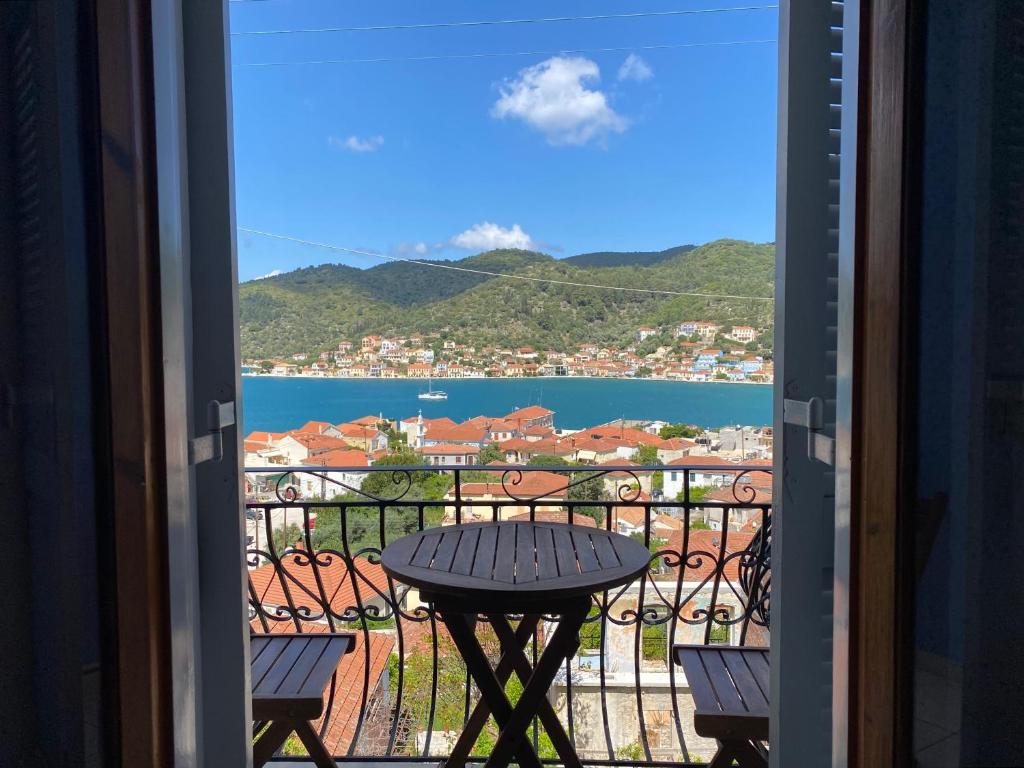 een balkon met een tafel en stoelen en uitzicht bij Albatros rooms in Vathi