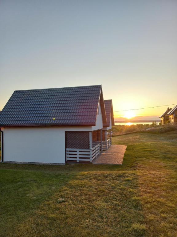 una casa con techo solar en un campo en Domki na górce, en Międzyzdroje