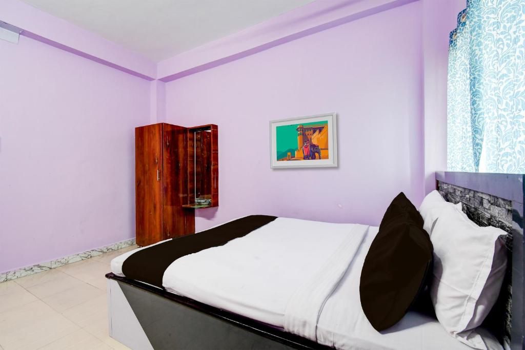 Āsansol的住宿－SPOT ON Hotel Sunshine Lodging，卧室配有白色的床和窗户。