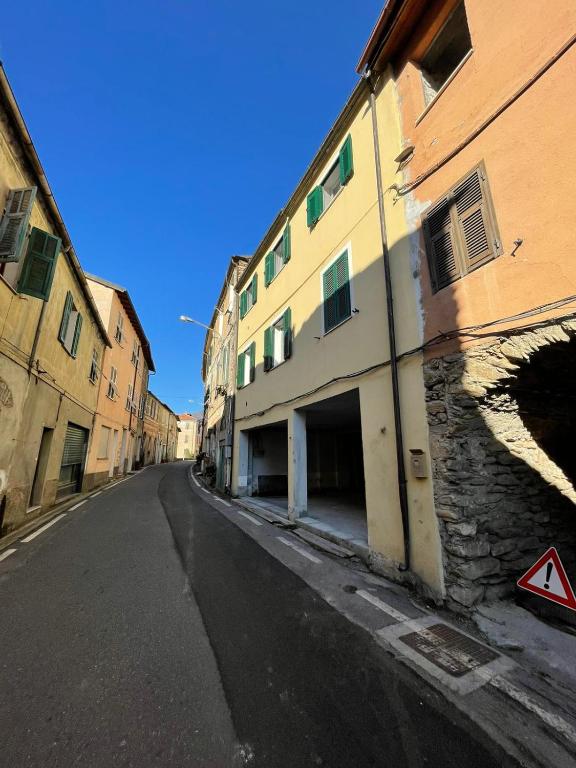 una calle vacía con un edificio en el lateral en Il dolce dormire da Elisa e Giulia en Ranzo-Borgo
