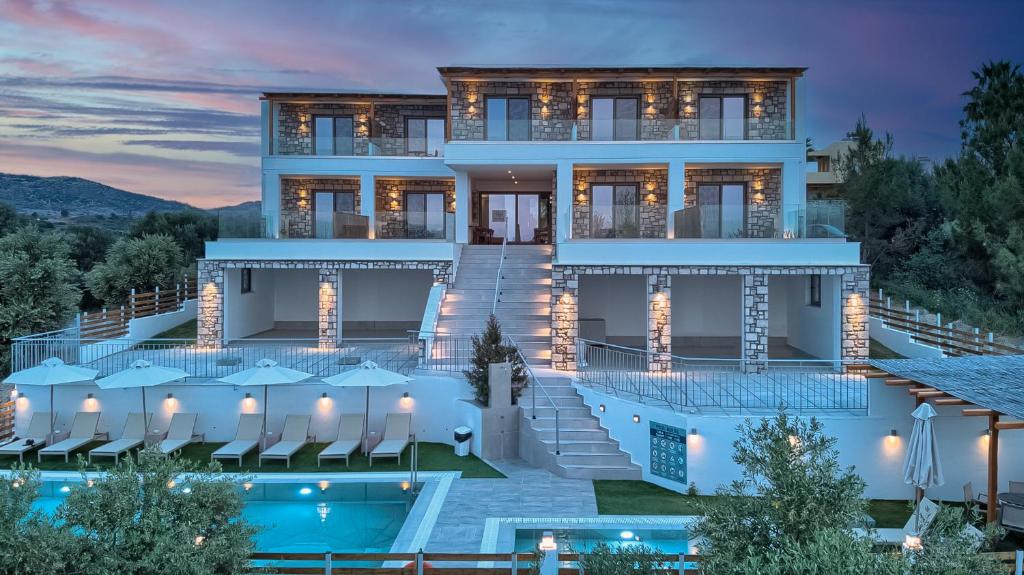 Bazén v ubytování KOUROS STONE SUITES nebo v jeho okolí