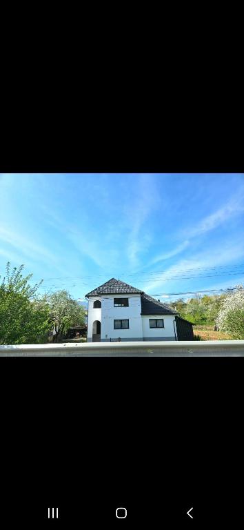 Το κτήριο όπου στεγάζεται  η βίλα