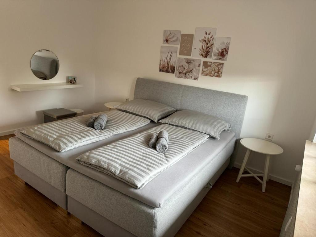 1 dormitorio con 2 almohadas en FeWo-Ichenhausen, en Ichenhausen